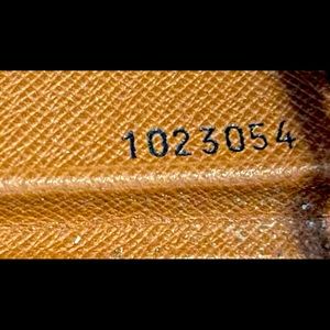 Hard shell Attaché gently used - key to lock ✔️